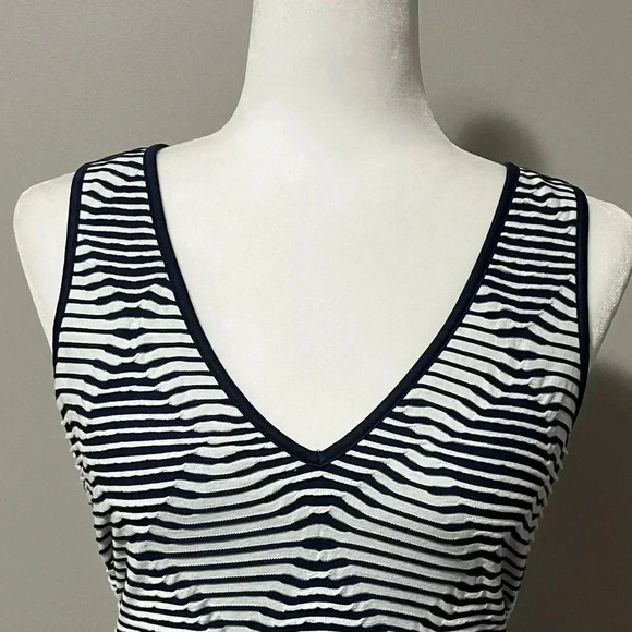 Guess Los Angeles Sleeveless V-Neck Bodycon Diamond Pattern Dress - Picture 4 of 15